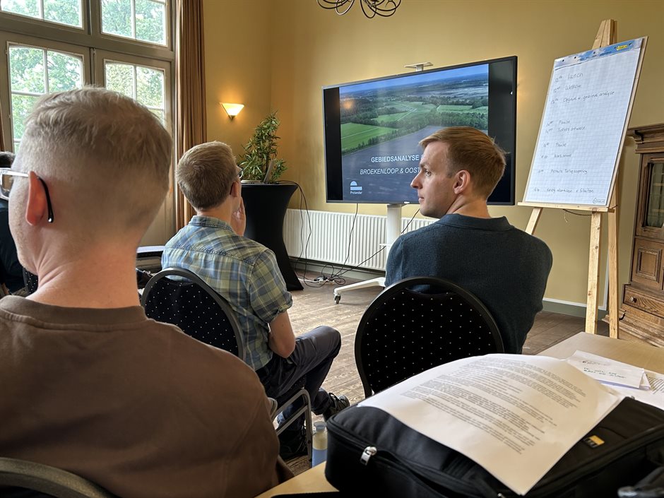 Deelnemers luisteren naar een presentatie over de gebiedsanalyse Broekenloop / Oostervoortsche Diep