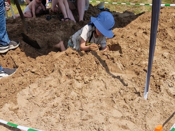 kindje doet opgravingen tijdens dag van de archeologie